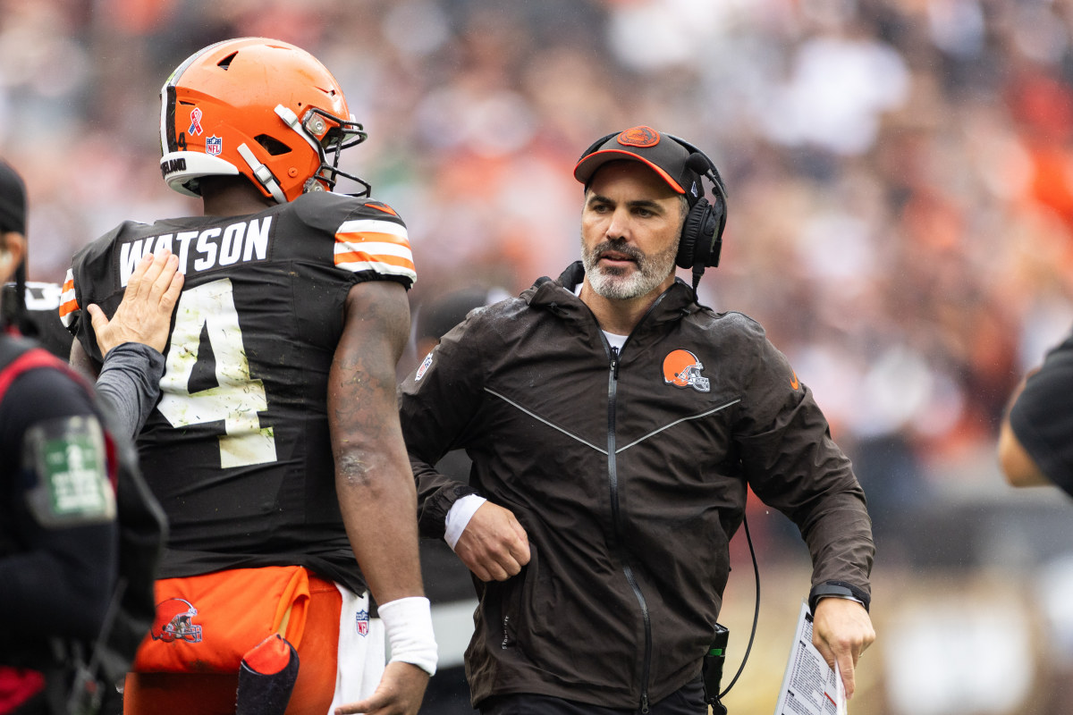 Sep 10, 2023; Cleveland, Ohio, USA; Cleveland Browns head coach Kevin Stefanski congratulates quarterback Deshaun Watson (4) for his touchdown run against the Cincinnati Bengals during the second quarter at Cleveland Browns Stadium.